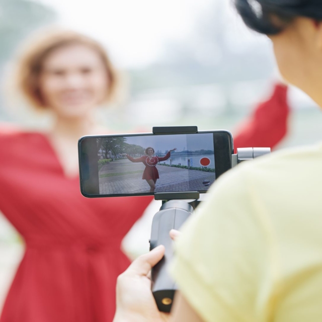 Tourner et monter des films avec un smartphone grâce à l'organisme de formation continue : Formations Vidéo et Montage by AbraCaméra, formation audiovisuelle près de Bordeaux, Gironde , Nouvelle-Aquitaine, France et en visio.