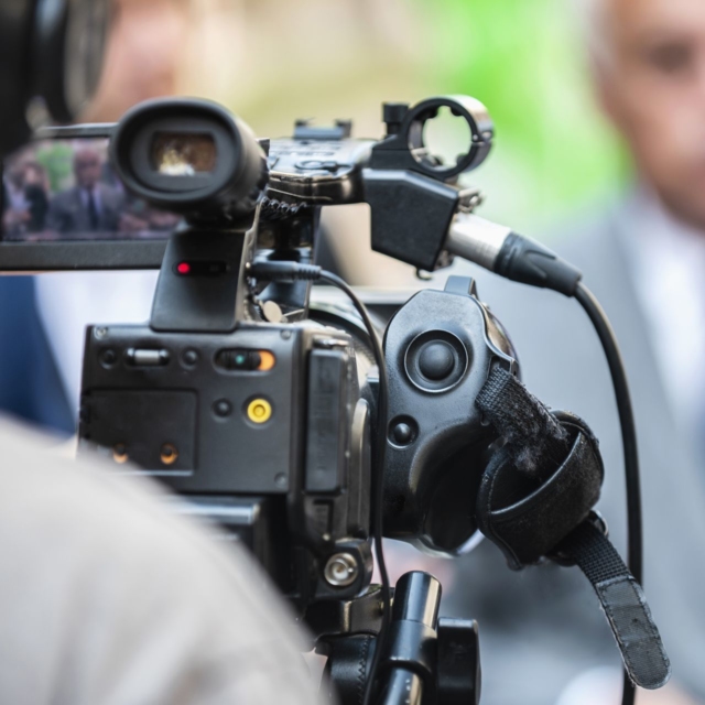 Faire des interviews pro avec l'organisme de formation continue : Formations Vidéo et Montage by AbraCaméra, formation audiovisuelle près de Bordeaux, Gironde , Nouvelle-Aquitaine, France et en visio.